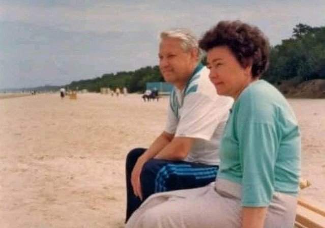 Борис Ельцин с женой на пляже