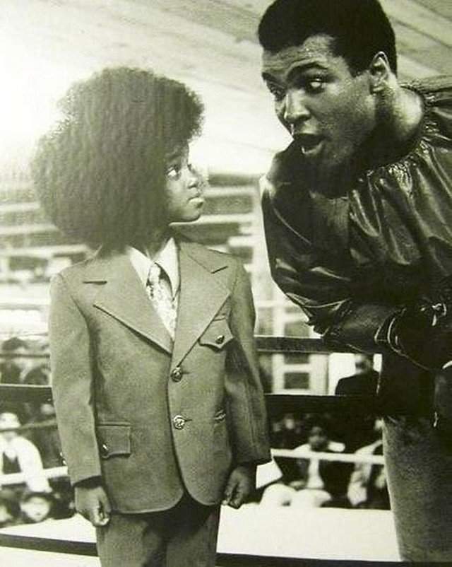 Знаменательная встреча короля ринга и короля сцены - Мухаммед Али и юный Майкл Джексон. 1968 год.