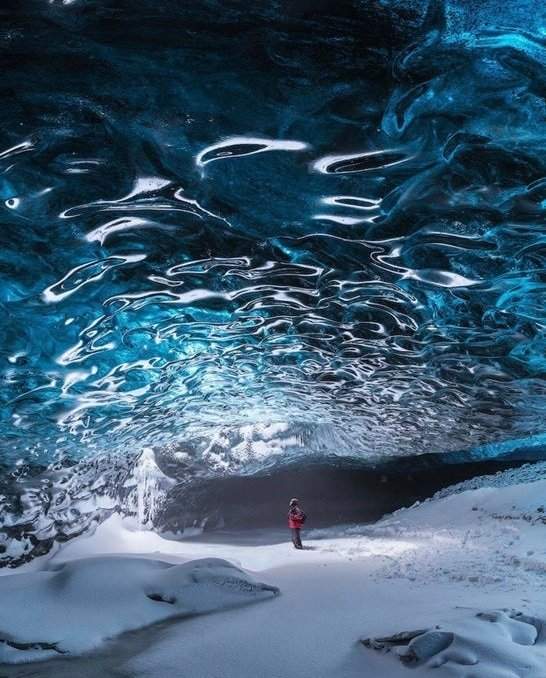 Внутри ледника в Исландии