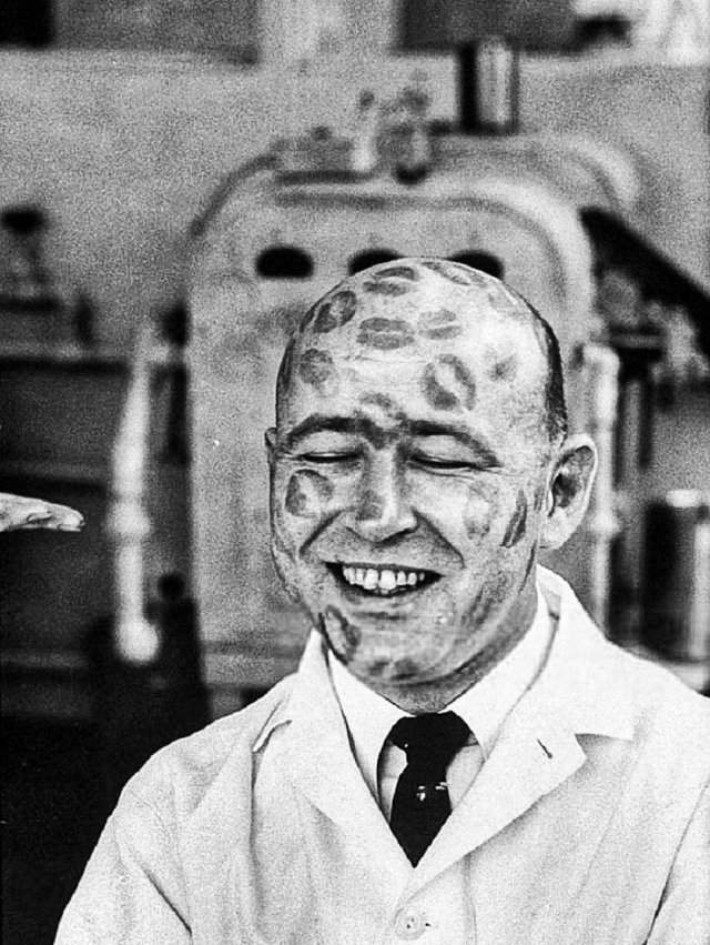 Сотрудник косметической фирмы испытывает на себе помады на предмет токсичности, 1960 год.