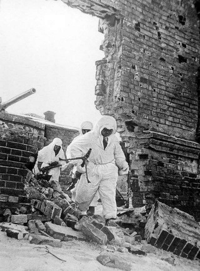 Советские бойцы в маскхалатах продвигаются в развалинах Сталинграда, 1943 год