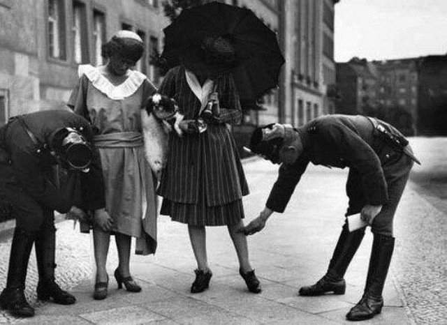Полиция измеряет длину юбок у девушек, Берлин, 1922 год.