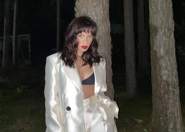 Ольга Серябкина в белом костюме в лесу