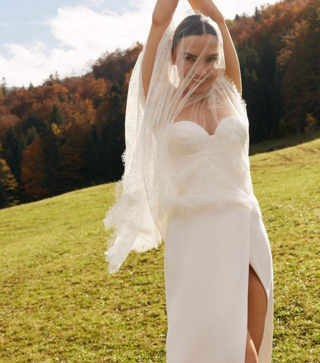 Ольга Серябкина в белом платье на поле