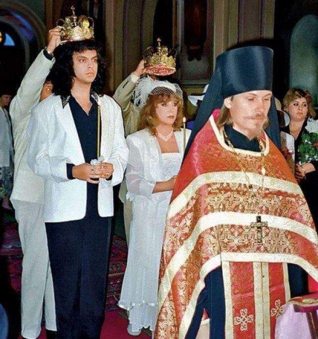 Филипп Киркоров и Алла Пугачёва проходят обряд венчания, 1994.