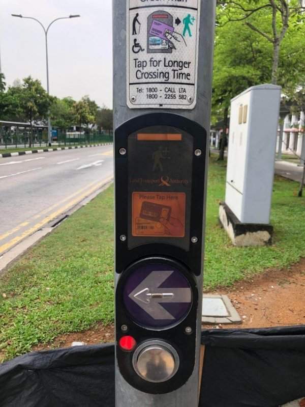 В Сингапуре пожилым людям и инвалидам выдают специальные карты