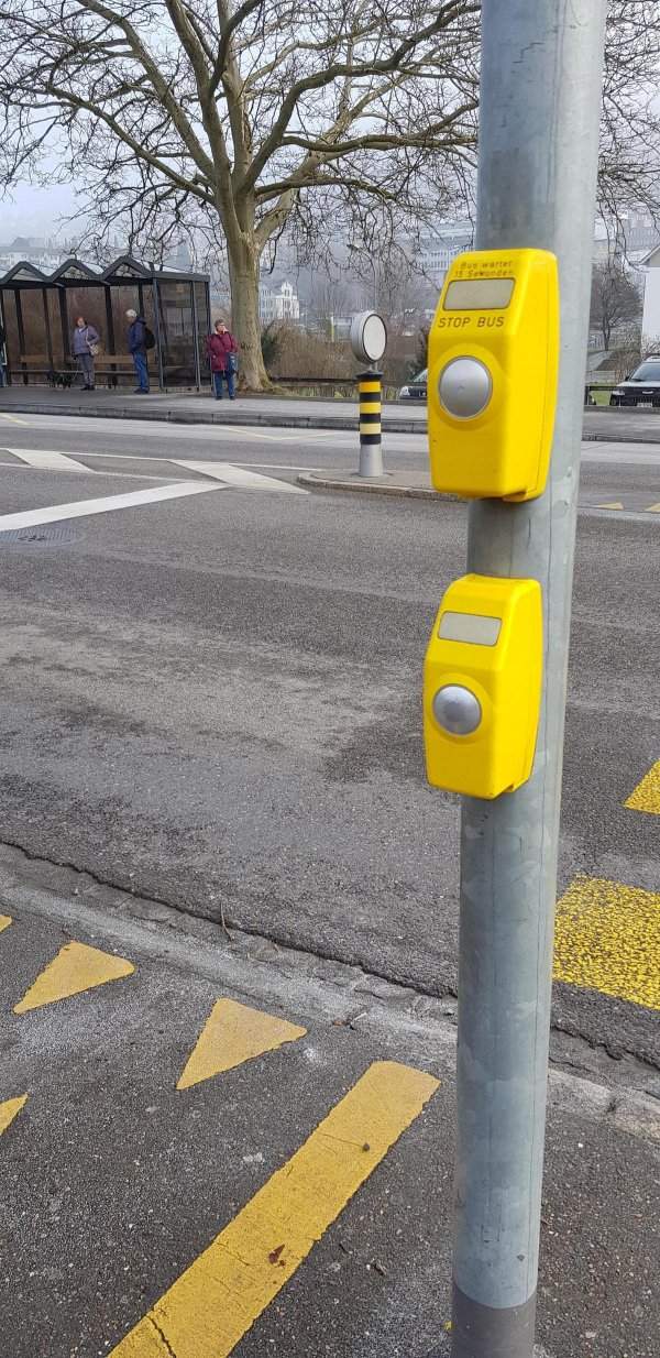 Кнопка на переходе, которая заставляет автобус ждать