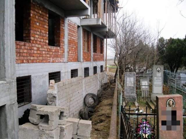 Дом возле кладбища