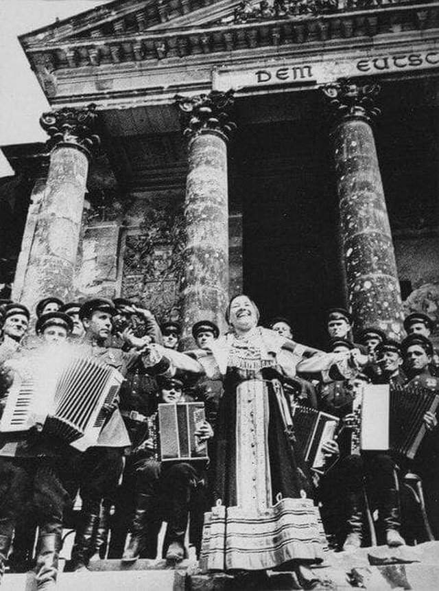 Лидия Русланова исполняет «Катюшу» на фоне разрушенного Рейхстага, в честь падения Третьего Рейха. Май 1945.