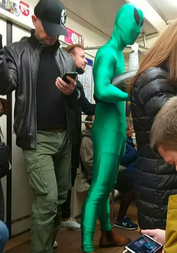 парень в костюме пришельца