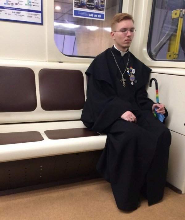 парень священник