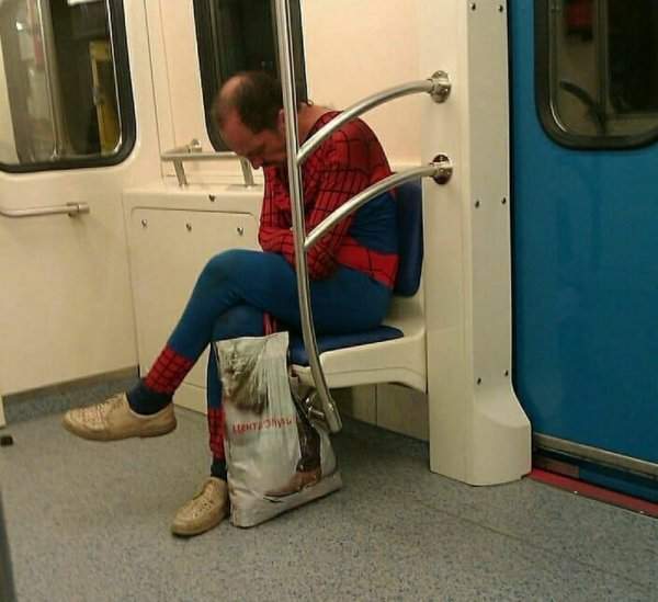мужчина в костюме человека-паука