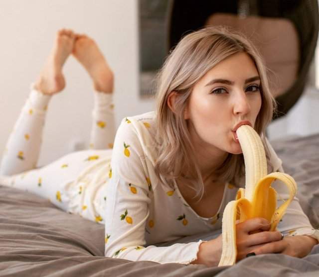 Порноактриса Eva Elfie с бананом во рту