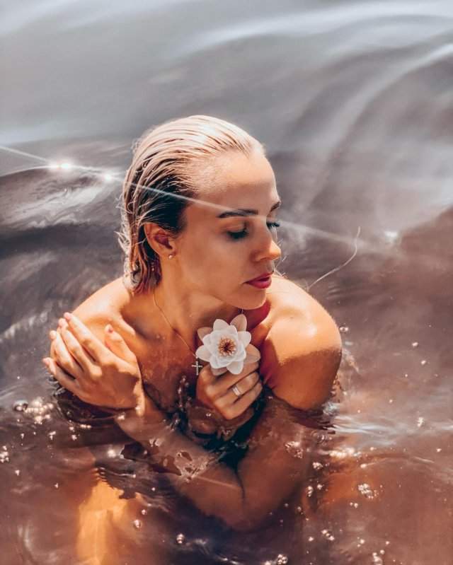 Валерия Тулаева в воде с цветком