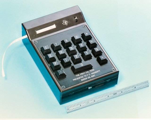 Первый электронный карманный калькулятор - 1967 год.