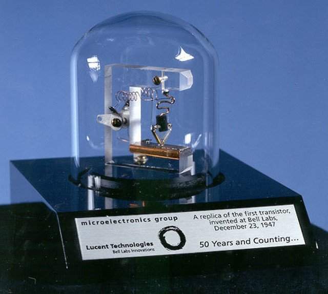 Макет точенчного транзистора Бардина и Браттейна. 1947 год.