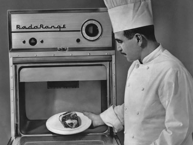 Перси Спенсер запатентовал микроволновую печь. 1947 год