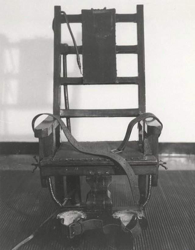 Электрический стул был представлен в 1890 год в Обернской тюрьме.