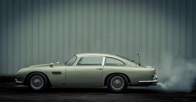 Копия автомобиля Джеймса Бонда Aston Martin DB вид сбоку