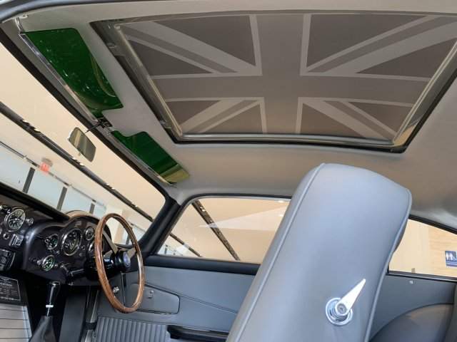Копия автомобиля Джеймса Бонда Aston Martin DB салон