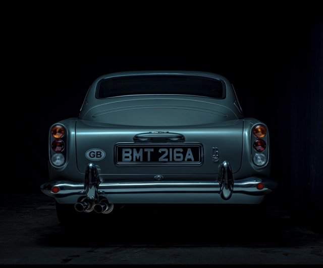 Копия автомобиля Джеймса Бонда Aston Martin DB вид сзди