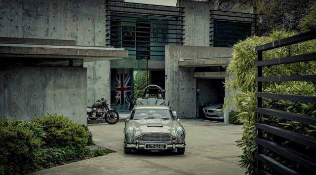 Копия автомобиля Джеймса Бонда Aston Martin DB
