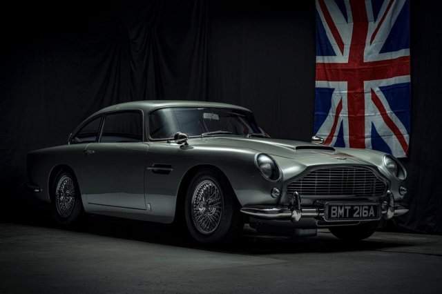 Копия автомобиля Джеймса Бонда Aston Martin DB вид сбоку