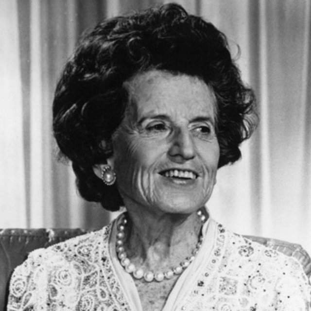 Роуз Кеннеди, мать убитого президента США Джона Кеннеди, пережила четверых своих детей, троих внуков, троих зятьев, невестку Жаклин и умерла в возрасте 104 лет.