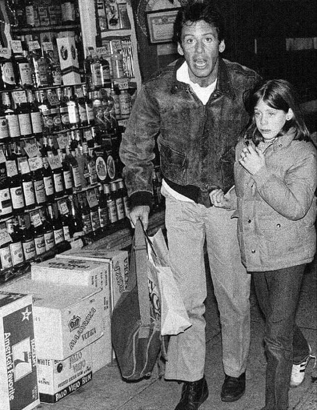 Кельвин Кляйн с дочерью после ее освобождения от похитителей, Нью–Йорк, 1978 год