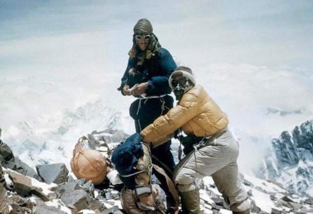 Сэр Эдмунд Хиллари и шерп Норгей Тенцинг на вершине Эвереста. Гималаи. Непал. 1953 год. Первые покорителя Эвереста.