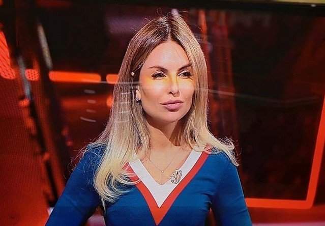 Мария Орзул - ведущая МАТЧ ТВ в свитере в цветах российского флага