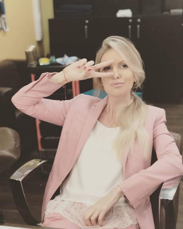 Мария Орзул - ведущая МАТЧ ТВ в белой кофте и розовым пиджаке