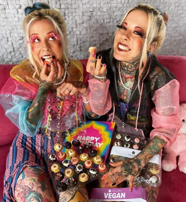 Алина и Алёна едят конфеты