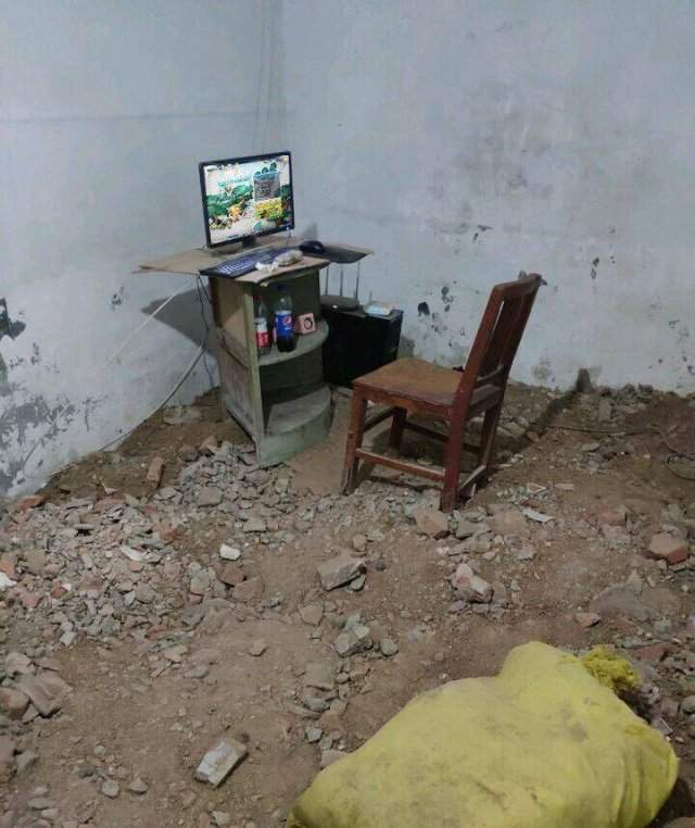 Компьютерный стол в разрушенной комнате