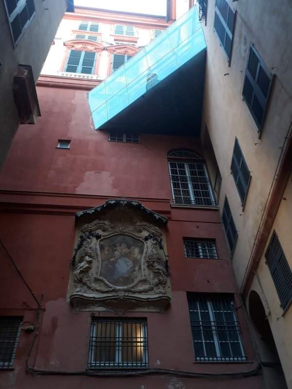 Старинная лепнина на доме и современный балкон, Генуя, Италия