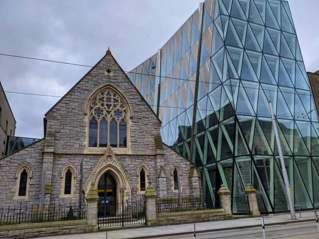 Церковь и современное здание в Дублине
