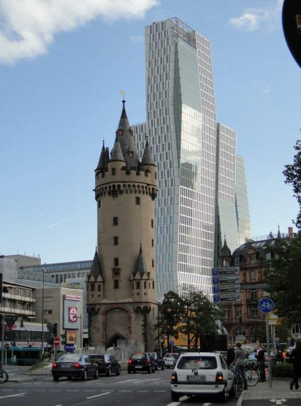 Башня Эшенхайм и современная высотка во Франкфурте