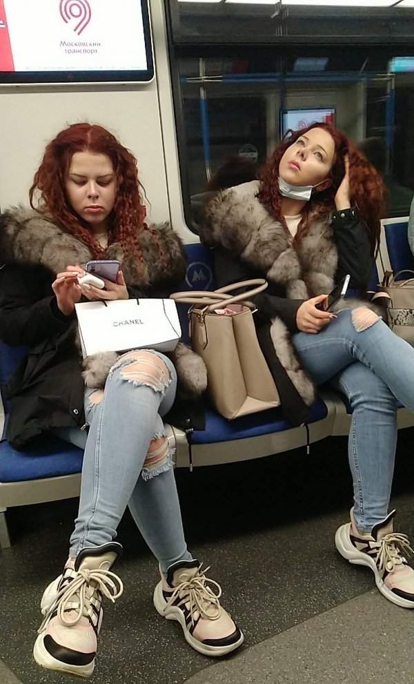 близняшки в метро