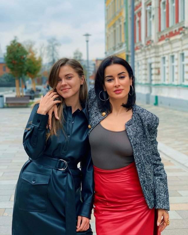 Тина Канделаки в одежде casual с дочерью