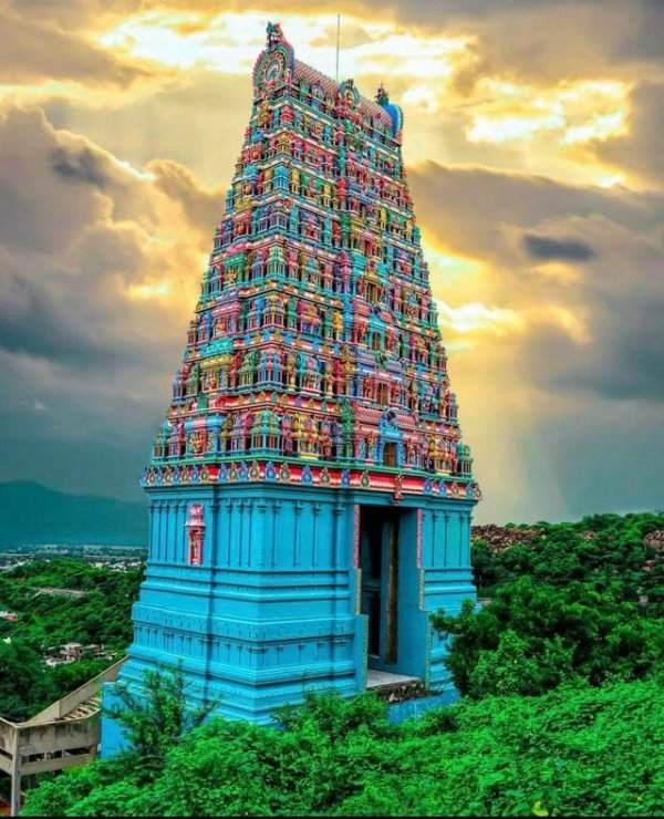 Невероятно красивые цвета этого храма в Индии