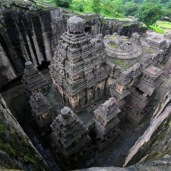 Древний индуистский храм в Индии