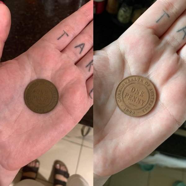 Старая монета до и после того, как она провела 8 часов в кока-коле