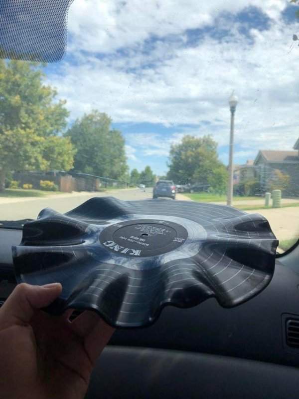 Виниловую пластинку оставили на жаре в машине