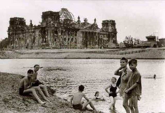 Дети купаются на фоне разрушенного Рейхстага. Берлин, 1945 г.