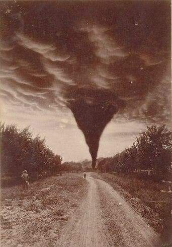 Первая фотография торнадо, 1898 год.