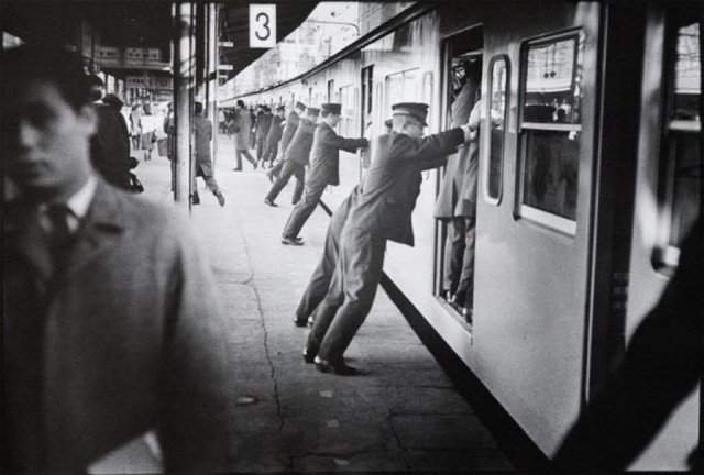 В метро Японии работает трамбовщики пассажиров, 1966 год.