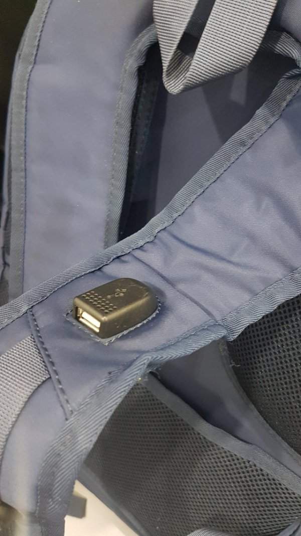 На лямке этого рюкзака есть USB-порт