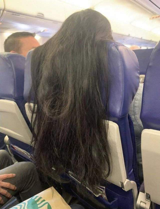 Волосы девушки в самолете