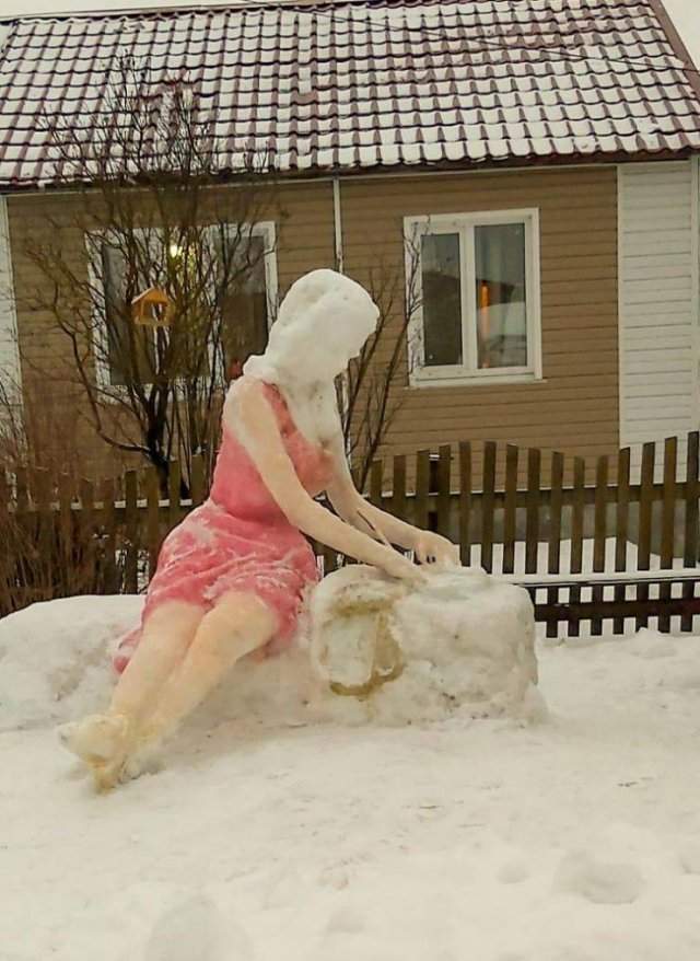 Скульптура из снега девушка