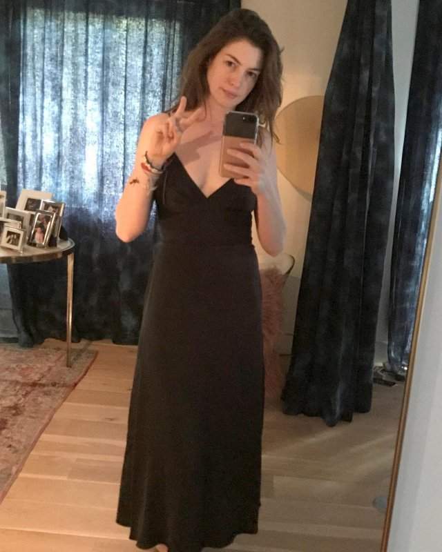 Энн Хэтэуэй в черном платье